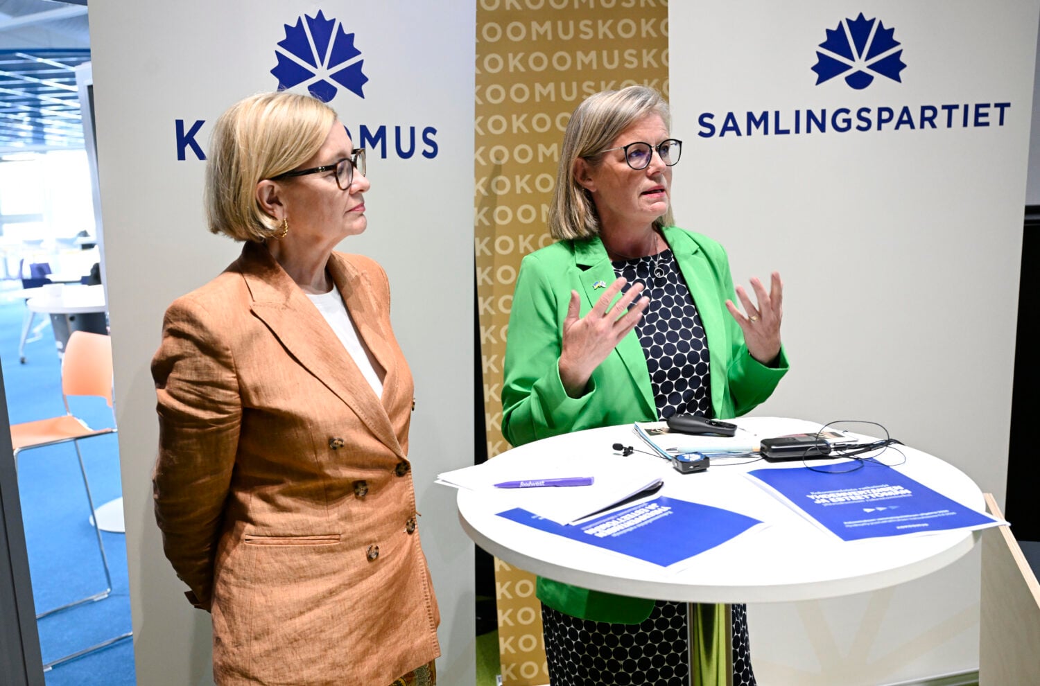Kokoomuspoliitikot Paula Risikko ja Sari Rautio esittelivät kokoomuksen vammaispoliittisen ohjelman tiistaina 18. elokuuta. LEHTIKUVA / MIKKO STIG