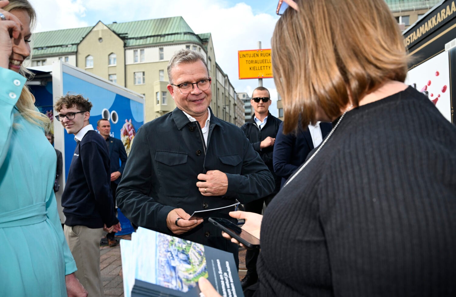 Kokoomuksen puheenjohtaja, pääministeri Petteri Orpo tapasi ihmisiä Laukontorilla Tampereella 18. elokuuta 2026. LEHTIKUVA / MIKKO STIG