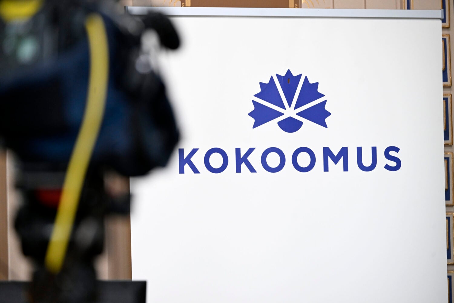 Kokoomuksen logo ministeriryhmän kesäkokouksessa Lahdessa 19. elokuuta 2026. LEHTIKUVA / MIKKO STIG