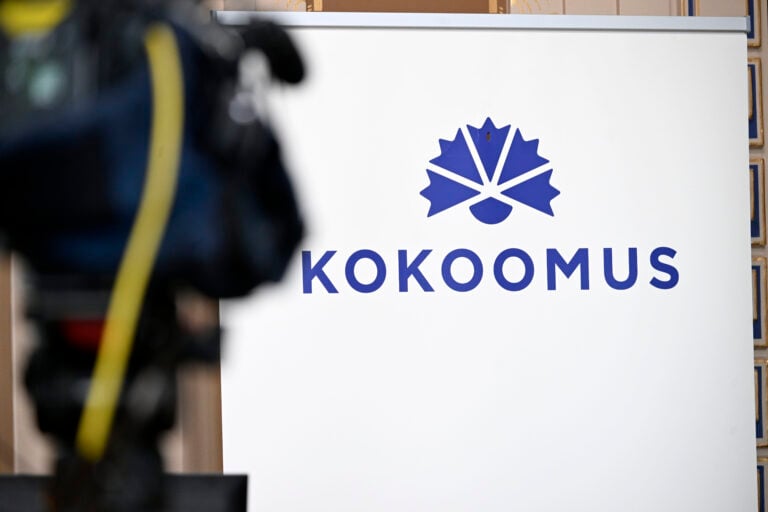 Kokoomuksen logo ministeriryhmän kesäkokouksessa Lahdessa 19. elokuuta 2026. LEHTIKUVA / MIKKO STIG