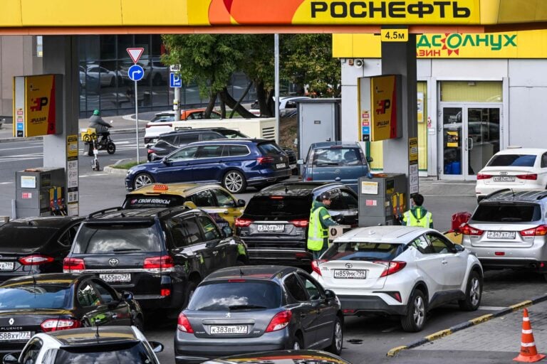 Venäläiset autoilijat jonottavat Rosneftin huoltoasemalla Moskovassa 21. elokuuta 2026. AFP / LEHTIKUVA / IGOR IVANKO