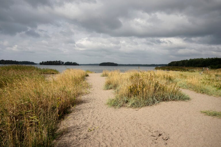 Pilvinen keli Kallahdenniemellä Helsingissä. LEHTIKUVA / RONI REKOMAA