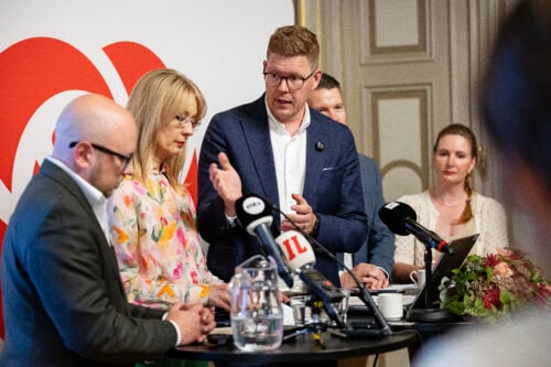 Antti Lindtman (keskellä) SDP:n eduskuntaryhmän kesäkokouksessa Oulussa. STR / LEHTIKUVA / TIMO HEIKKALA