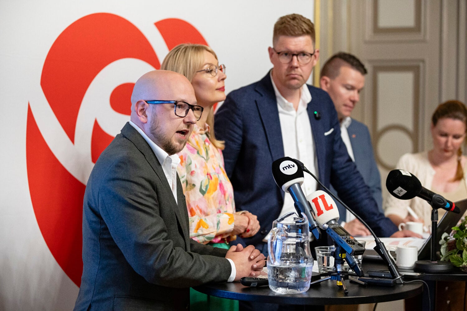 LKS 20260827 SDP:n kansanedustaja Joona Räsänen (vas.), eduskuntaryhmän puheenjohtaja Tytti Tuppurainen, puheenjohtaja Antti Lindtman, puoluesihteeri Mikkel Näkkäläjärvi, eduskuntaryhmän varapuheenjohtaja Piritta Rantanen lehdistötilaisuudessa puolueen eduskuntaryhmän kesäkokouksessa Oulussa 26. elokuuta 2026., STR / LEHTIKUVA / TIMO HEIKKALA