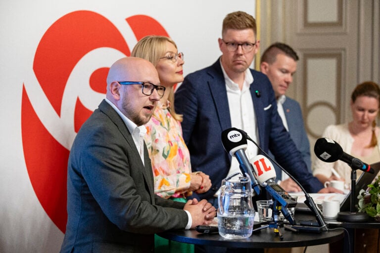LKS 20260827 SDP:n kansanedustaja Joona Räsänen (vas.), eduskuntaryhmän puheenjohtaja Tytti Tuppurainen, puheenjohtaja Antti Lindtman, puoluesihteeri Mikkel Näkkäläjärvi, eduskuntaryhmän varapuheenjohtaja Piritta Rantanen lehdistötilaisuudessa puolueen eduskuntaryhmän kesäkokouksessa Oulussa 26. elokuuta 2026., STR / LEHTIKUVA / TIMO HEIKKALA