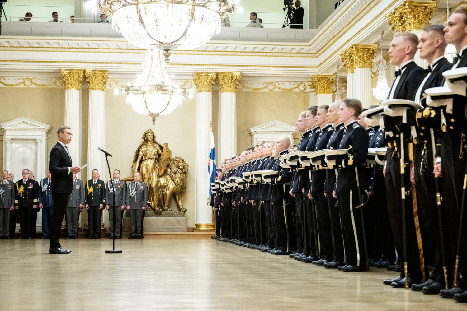 Alexander Stubb ylentää Maanpuolustuskorkeakoulusta valmistuvat kadetit Presidentinlinnassa Helsingissä 28. elokuuta 2026. LEHTIKUVA / RONI REKOMAA