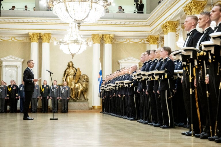 Alexander Stubb ylentää Maanpuolustuskorkeakoulusta valmistuvat kadetit Presidentinlinnassa Helsingissä 28. elokuuta 2026. LEHTIKUVA / RONI REKOMAA