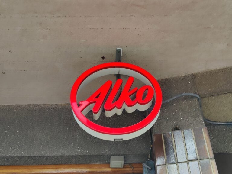 Alkon logo Helsingissä. VILLE MÄKILÄ