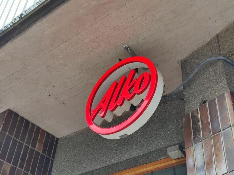 Alkon logo Helsingissä. VILLE MÄKILÄ