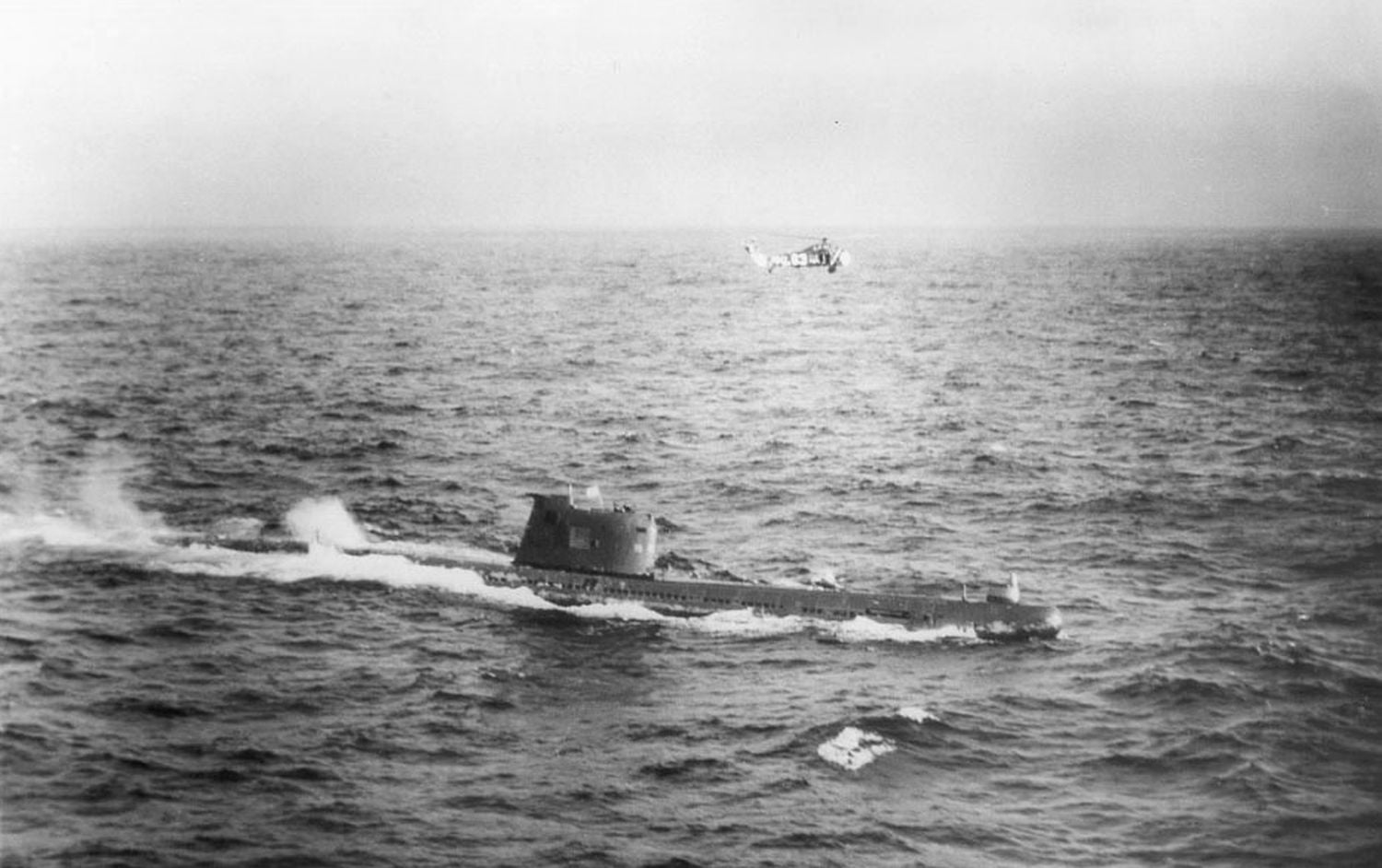 Yhdysvaltain laivaston helikopteri dieselkäyttöisen B-59-sukellusveneen yllä lokakuussa 1962.