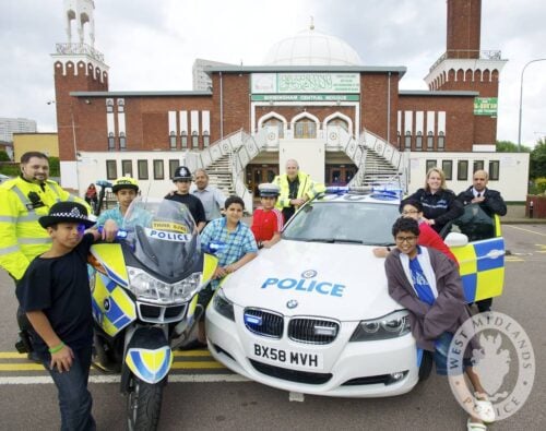 Länsi-Midlandsin poliisi vierailemassa Birminghamin keskusmoskeijassa.