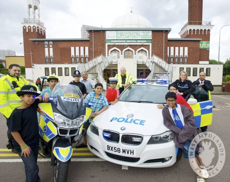 Länsi-Midlandsin poliisi vierailemassa Birminghamin keskusmoskeijassa.