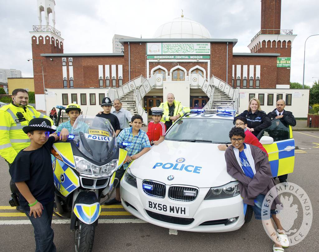 Länsi-Midlandsin poliisi vierailemassa Birminghamin keskusmoskeijassa.