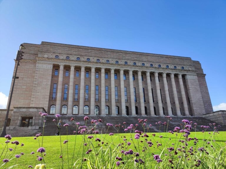 Eduskuntatalo Helsingissä. VILLE MÄKILÄ