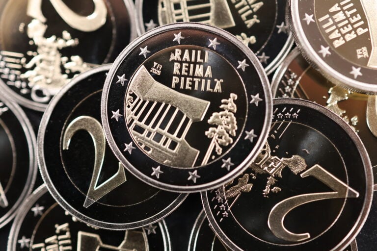 Uudessa kahden euron erikoisrahassa on Raili ja Reima Pietilän suunnittelema Dipoli. Rahan on suunnitellut Pekka Rytkönen. HELSINKI MINT