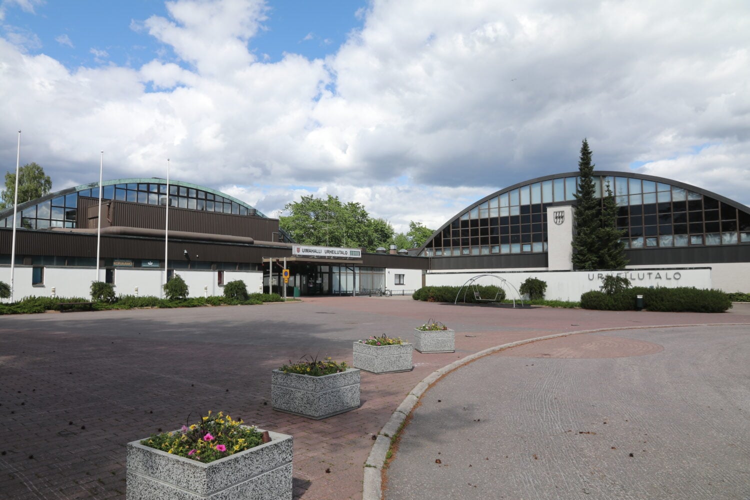 Valtaosa kuntien uima- ja liikuntahalleista on rakennettu vuosikymmeniä sitten. Kuvassa vuonna 1965 valmistunut Imatran uimahalli ja vuonna 1982 valmistunut Imatran urheilutalo. WIKIMEDIA COMMONS/MKFI, PUBLIC DOMAIN