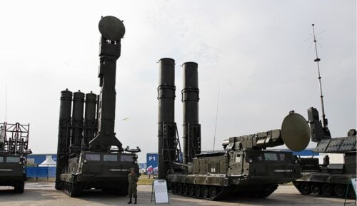 Venäjän S-300V -ohjusjärjestelmiä: 9А83 ja 9А82 TELARseja. Vitali V. Kuzmin Wikimedia Commons CC BY-SA 4.0