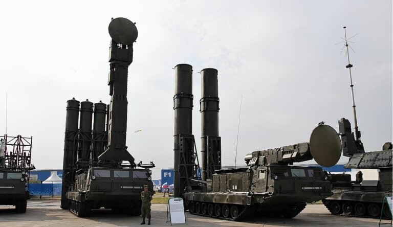 Venäjän S-300V -ohjusjärjestelmiä: 9А83 ja 9А82 TELARseja. Vitali V. Kuzmin Wikimedia Commons CC BY-SA 4.0