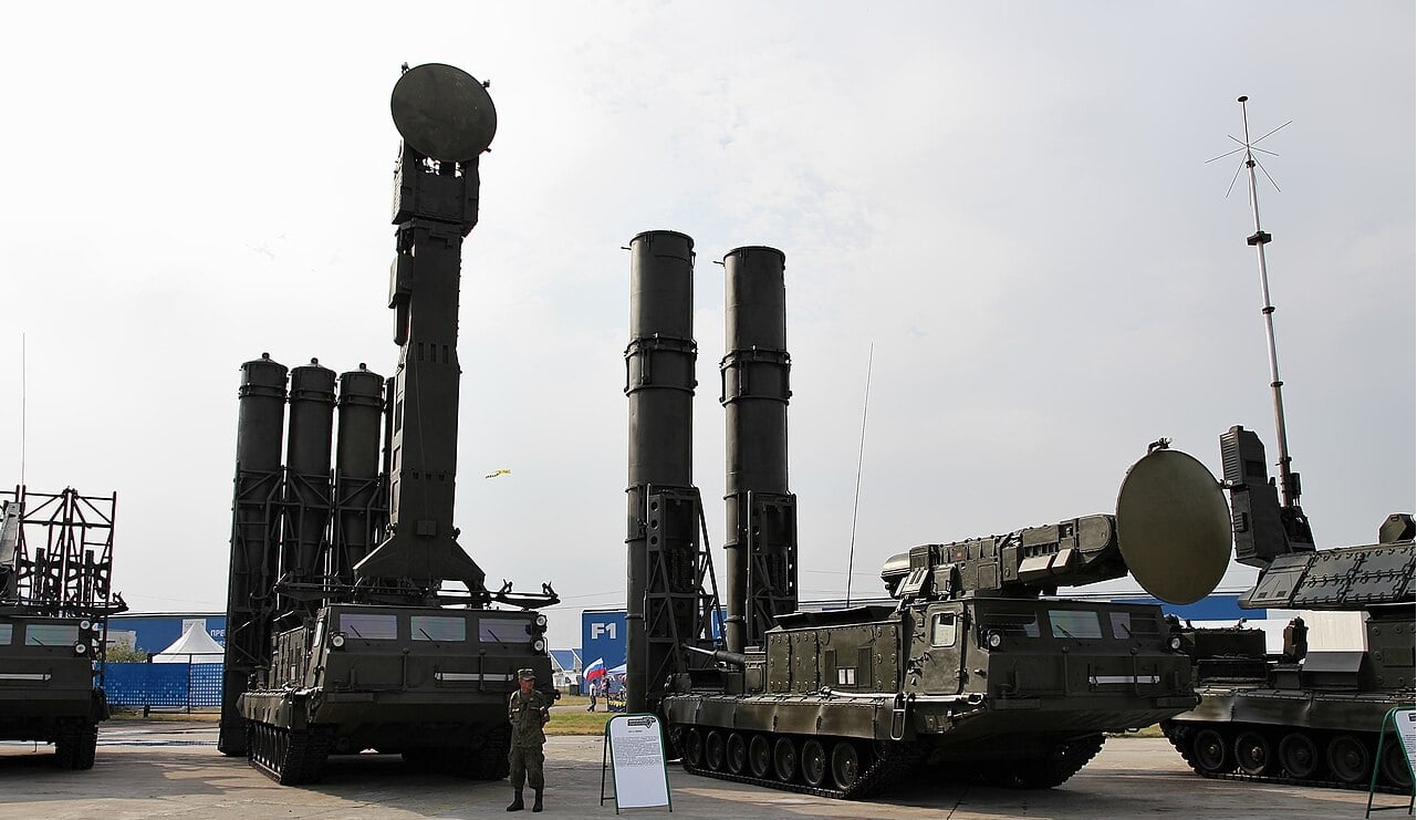 Venäjän S-300V -ohjusjärjestelmiä: 9А83 ja 9А82 TELARseja. Vitali V. Kuzmin Wikimedia Commons CC BY-SA 4.0