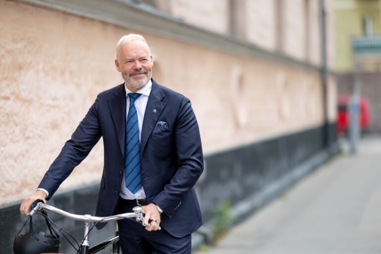 Kansanedustaja Pauli Aalto-Setälä (kok.) toukokuussa 2023 Helsingissä. Kuva: Kimmo Falck