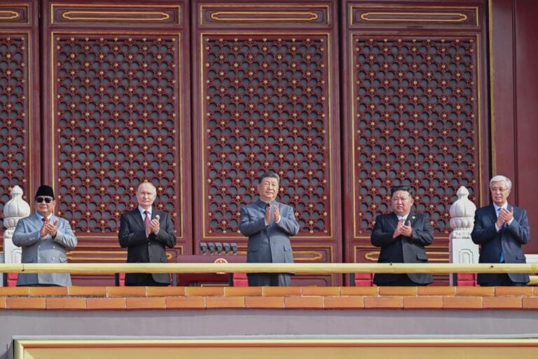 Vladimir Putin, Xi Jinping ja Kim Jong-un Pekingin Voitonpäivän juhlassa vuonna 2025. Biro Pers, Media dan Informasi Sekretariat Presiden/Wikimedia Commons/Public Domain