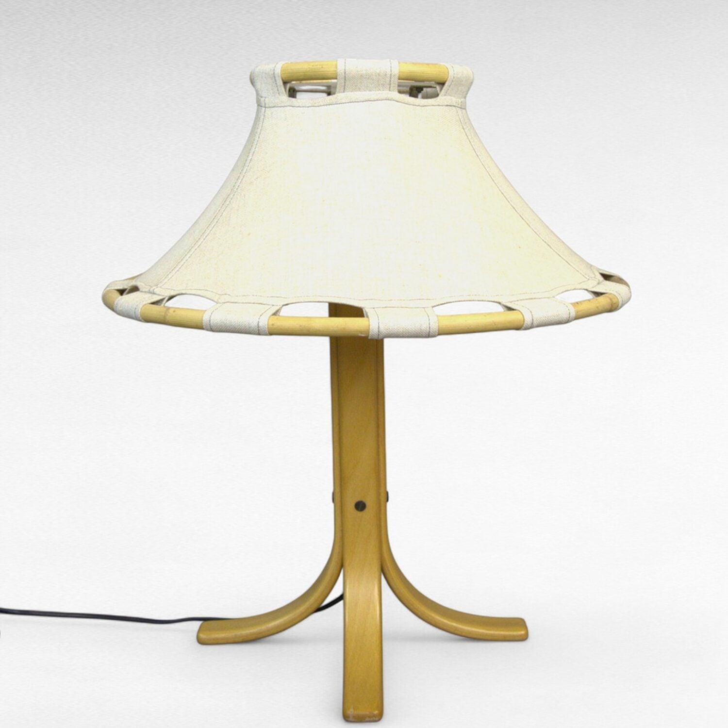 1970-luvun arkipäiväinen valaisin on noussut uuteen arvoon. AUCTIONET
