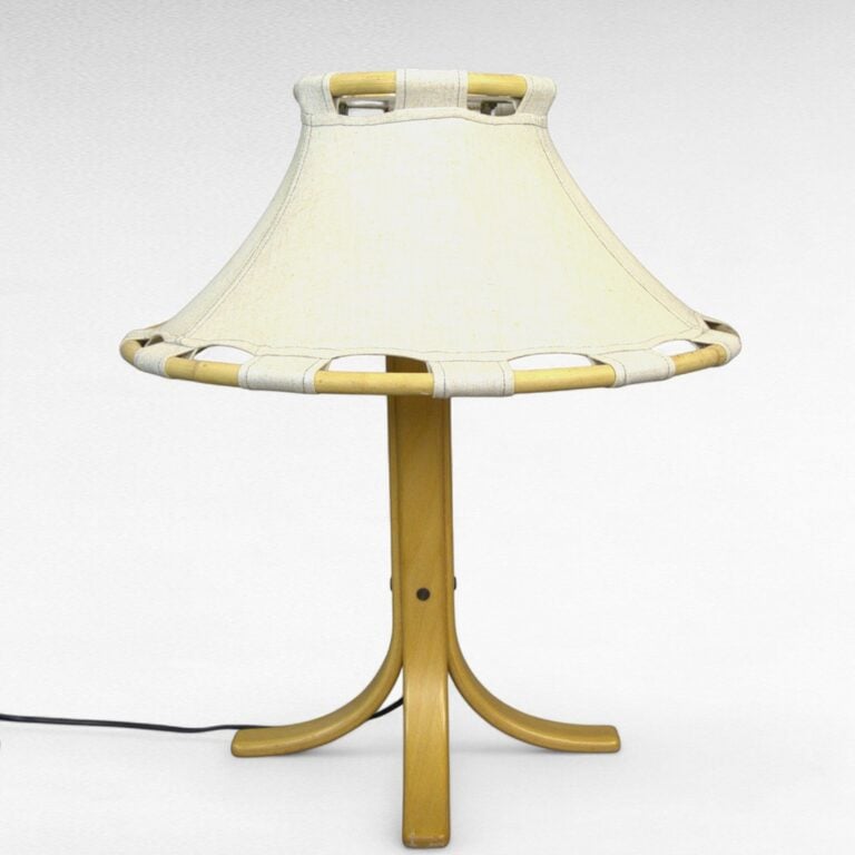 1970-luvun arkipäiväinen valaisin on noussut uuteen arvoon. AUCTIONET