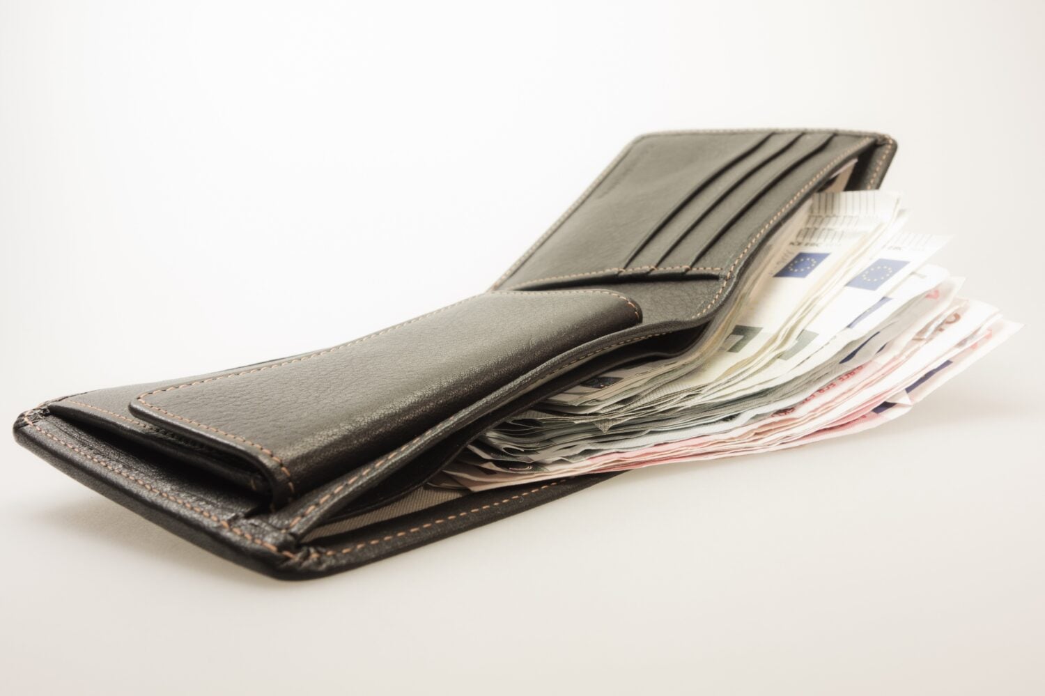 Palkkalompakko voi kasvaa muhkeaksi oikealla AMK-tutkinnolla. PIXABAY