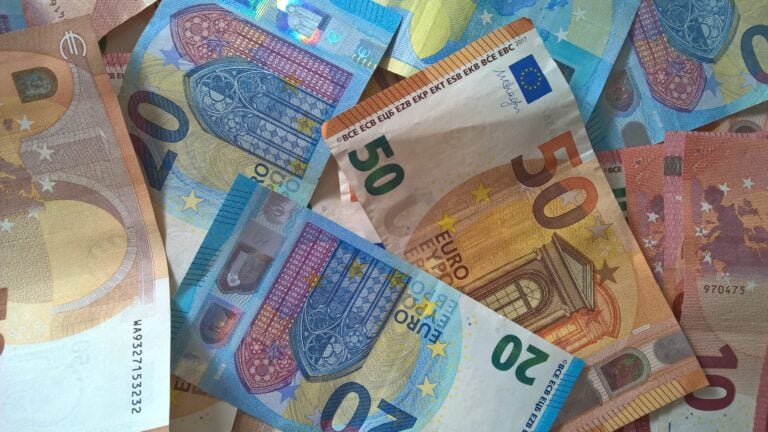 Euroseteleitä kuvituskuvassa. PIXABAY