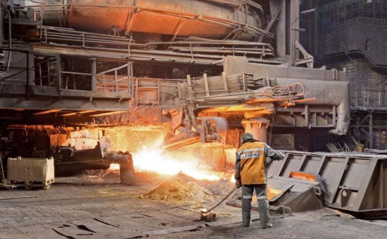 Terästehdas Uralin itäpuolella. / Evraz