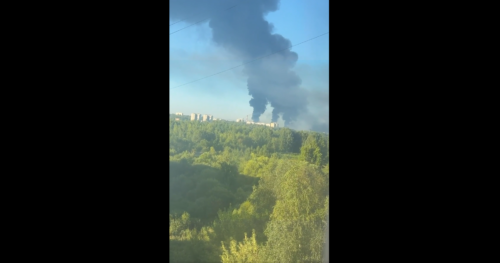 Asukas kuvasi kerrostalon ikkunasta öljyjalostamon alueelta nousevia savupatsaita Jaroslavlissa. (Kuvakaappaus videolta. X)