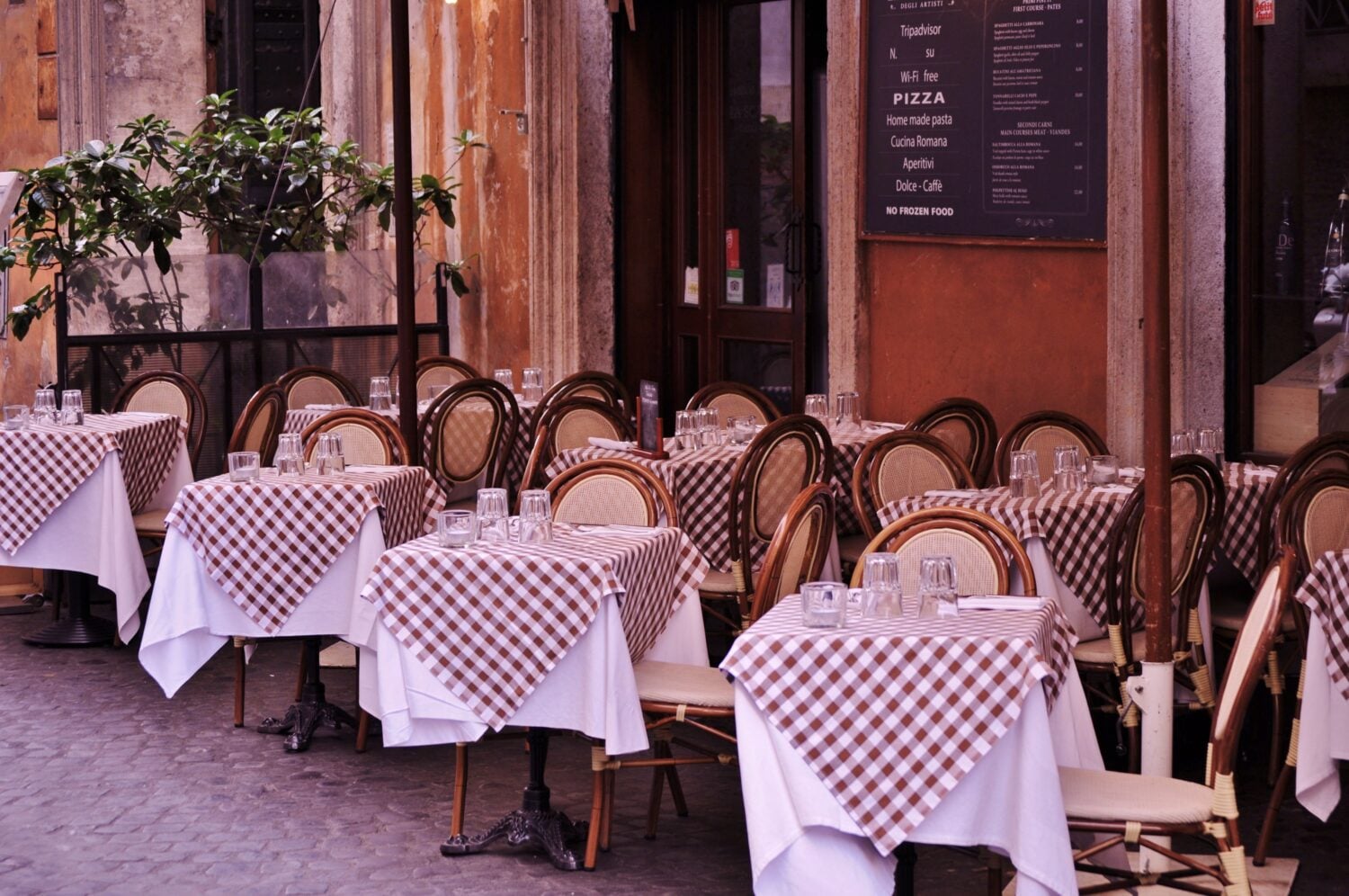 Turistien ruokatoiveet aiheuttavat hämmennystä italialaisravintoloissa. Kaikkiin annosten muutospyyntöihin ei suostuta. PEXELS