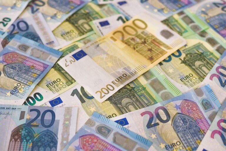 Moni lottovoittaja haluaa pitää voiton omana tietonaan. PEXELS