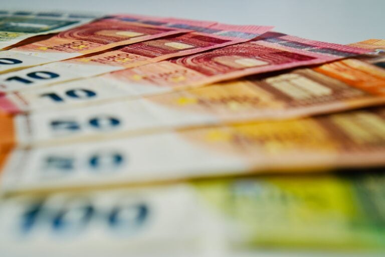 Euroseteleitä kuvituskuvassa. PEXELS