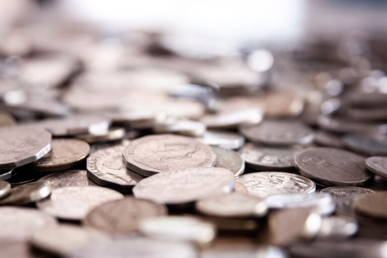 Vanhoja kolikoita kuvituskuvassa. PEXELS