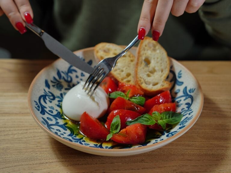 Mozzarellapakkauksen suolavettä voi hyödyntää esimerkiksi taikinoissa, kastikkeissa ja keitoissa. PEXELS