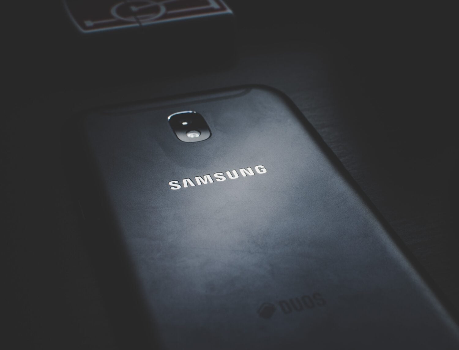 Samsung Galaxy -puhelimen taustalla toimiva asetus voi lisätä akun kulutusta, vaikka käyttäjä ei aktiivisesti hyödyntäisi sitä. PEXELS