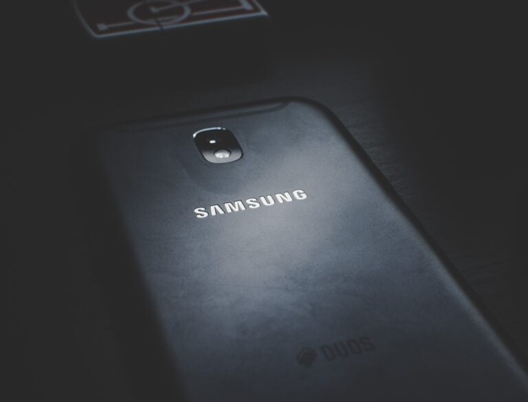 Samsung Galaxy -puhelimen taustalla toimiva asetus voi lisätä akun kulutusta, vaikka käyttäjä ei aktiivisesti hyödyntäisi sitä. PEXELS