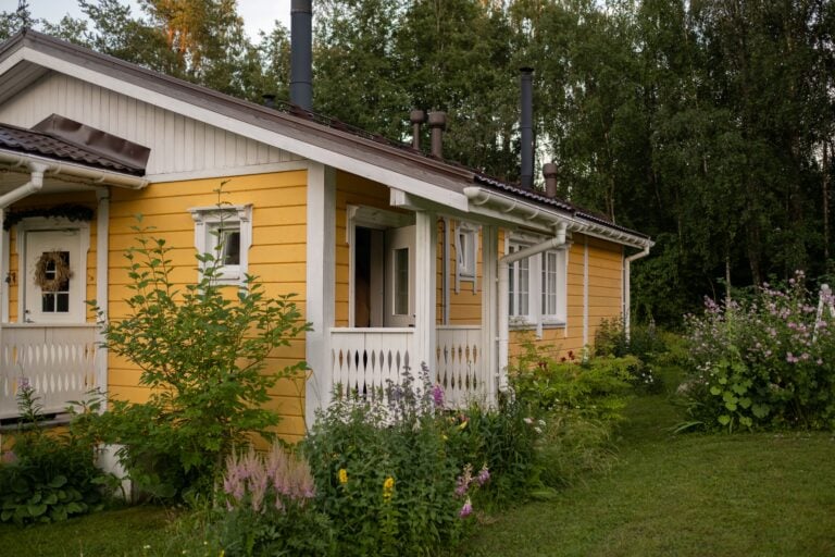 Hyönteiset liikkuvat lämpimään vuodenaikaan usein ulko-ovien ja muiden sisäänkäyntien läheisyydessä. PEXELS