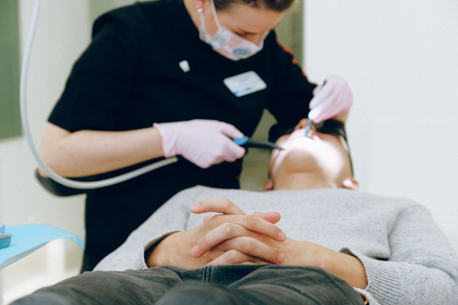 Mia Laihon ja Sari Sarkomaan mukaan hammashoitoon pääsyä pitää helpottaa ennen ongelmien pahenemista. PEXELS