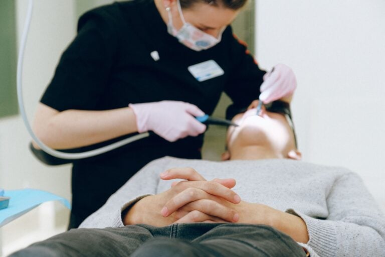 Mia Laihon ja Sari Sarkomaan mukaan hammashoitoon pääsyä pitää helpottaa ennen ongelmien pahenemista. PEXELS