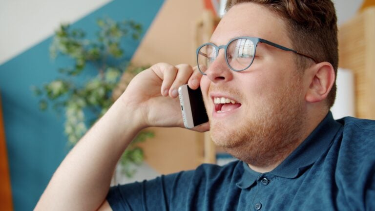 Kovaäänisen puheen taustalla voi olla lukuisia eri tekijöitä. PEXELS