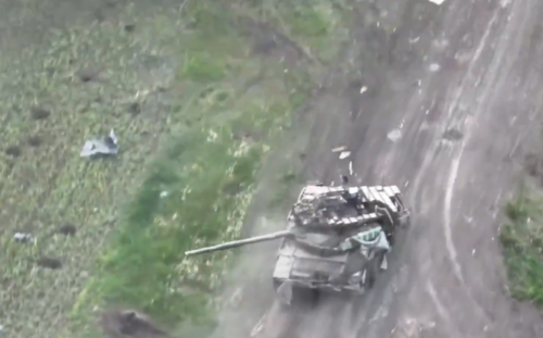 Torninsa hallinnan menettänyt T-90M Proryv-panssarivaunu. (Kuvakaappaus videolta. X/War Archives)
