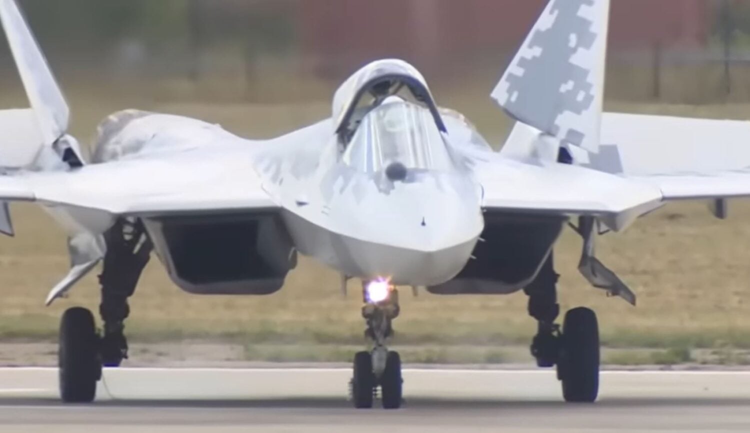 Venäjän Su-57-hävittäjä lentonäytöksessä. / mil.ru
