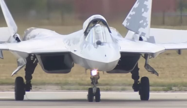 Venäjän Su-57-hävittäjä lentonäytöksessä. / mil.ru