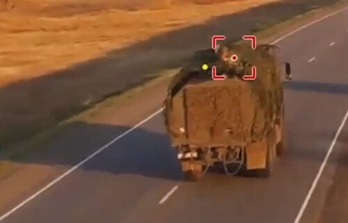 Räjähdelennokki lähestyy Venäjän asevoimien ajoneuvoa. / nemesis_412 / Telegram