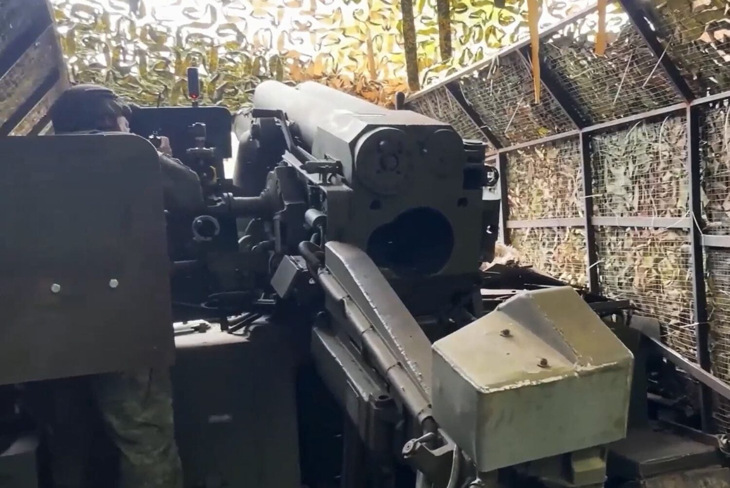 Venäjän Giatsint-S-telakanuuna Ukrainan rintamalla. / Zvezda