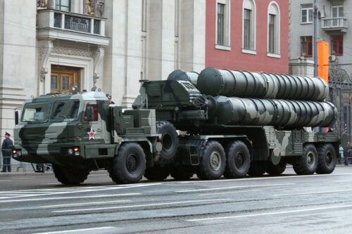 S-400 Triumf voitonpäivän paraatin harjoituksessa Moskovassa toukokuussa 2010. Goodvint Wikimedia Commons CC BY-SA 3.0