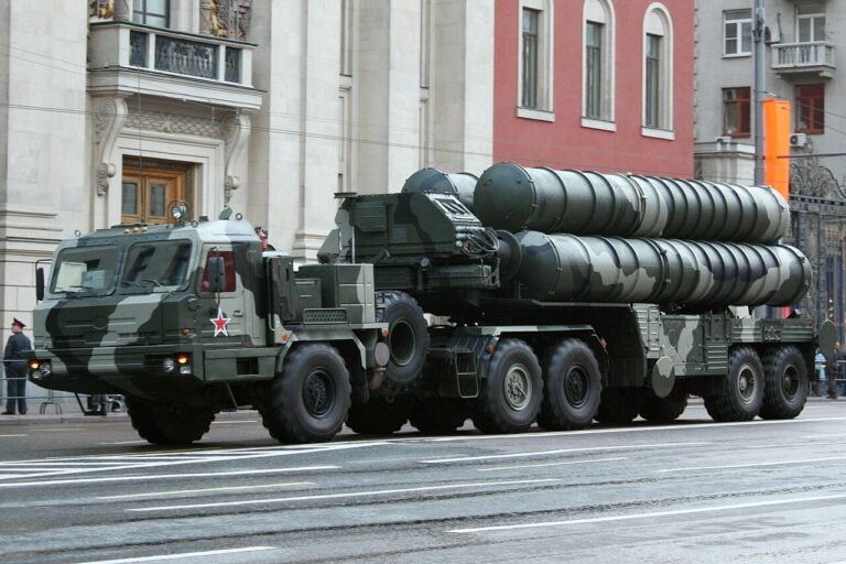 S-400 Triumf voitonpäivän paraatin harjoituksessa Moskovassa toukokuussa 2010. Goodvint Wikimedia Commons CC BY-SA 3.0