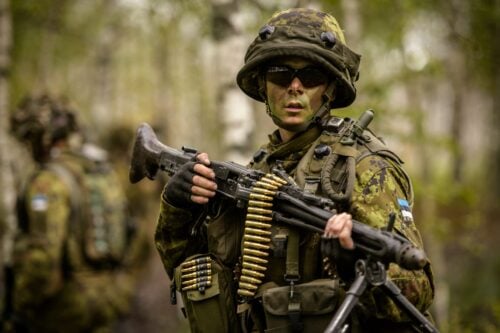 Virolaissotilas partiossa metsässä harjoituksessa. HANDOUT / U.S. ARMY NATIONAL GUARD PHOTO